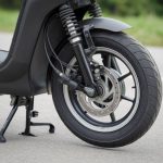 Comment nettoyer et lubrifier les freins de scooter pour préserver leur efficacité et rouler en toute sécurité